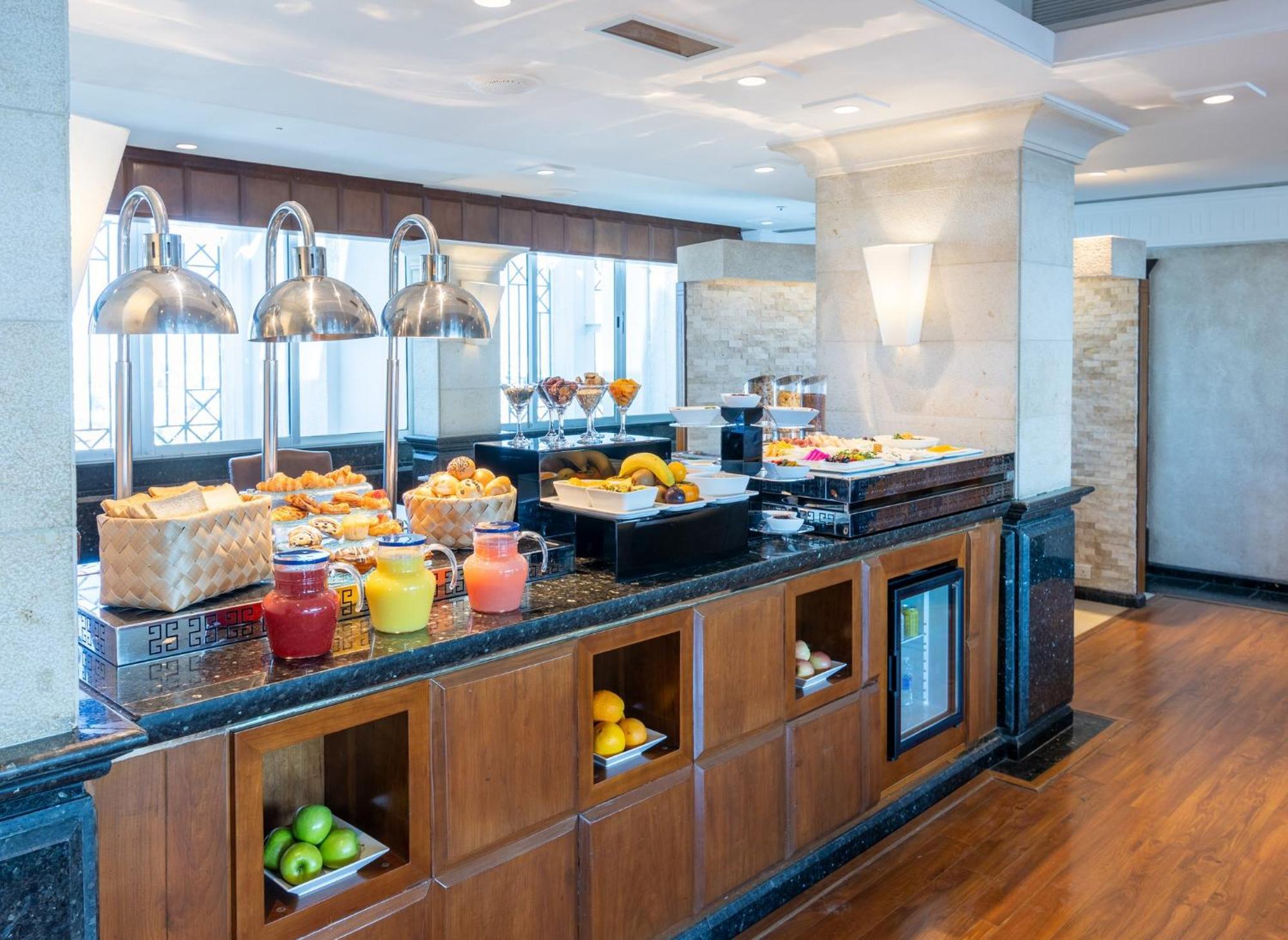 Hotel Crowne Plaza Amman By Ihg Exterior foto The lounge at the airport
