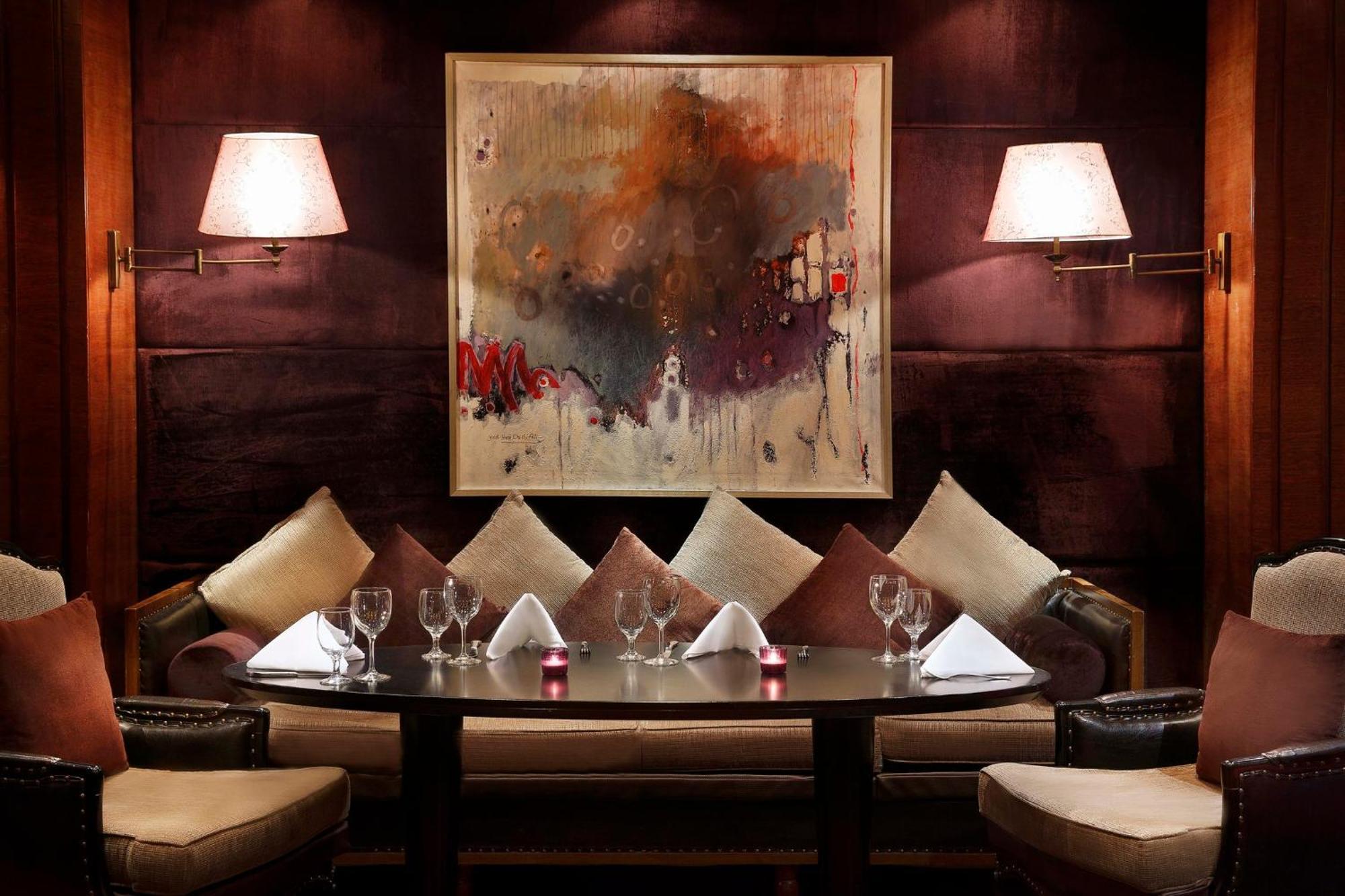 Hotel Crowne Plaza Amman By Ihg Exterior foto The interior of the restaurant