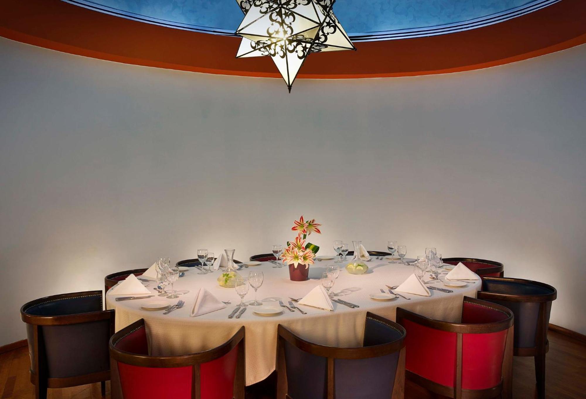 Hotel Crowne Plaza Amman By Ihg Exterior foto The restaurant's interior