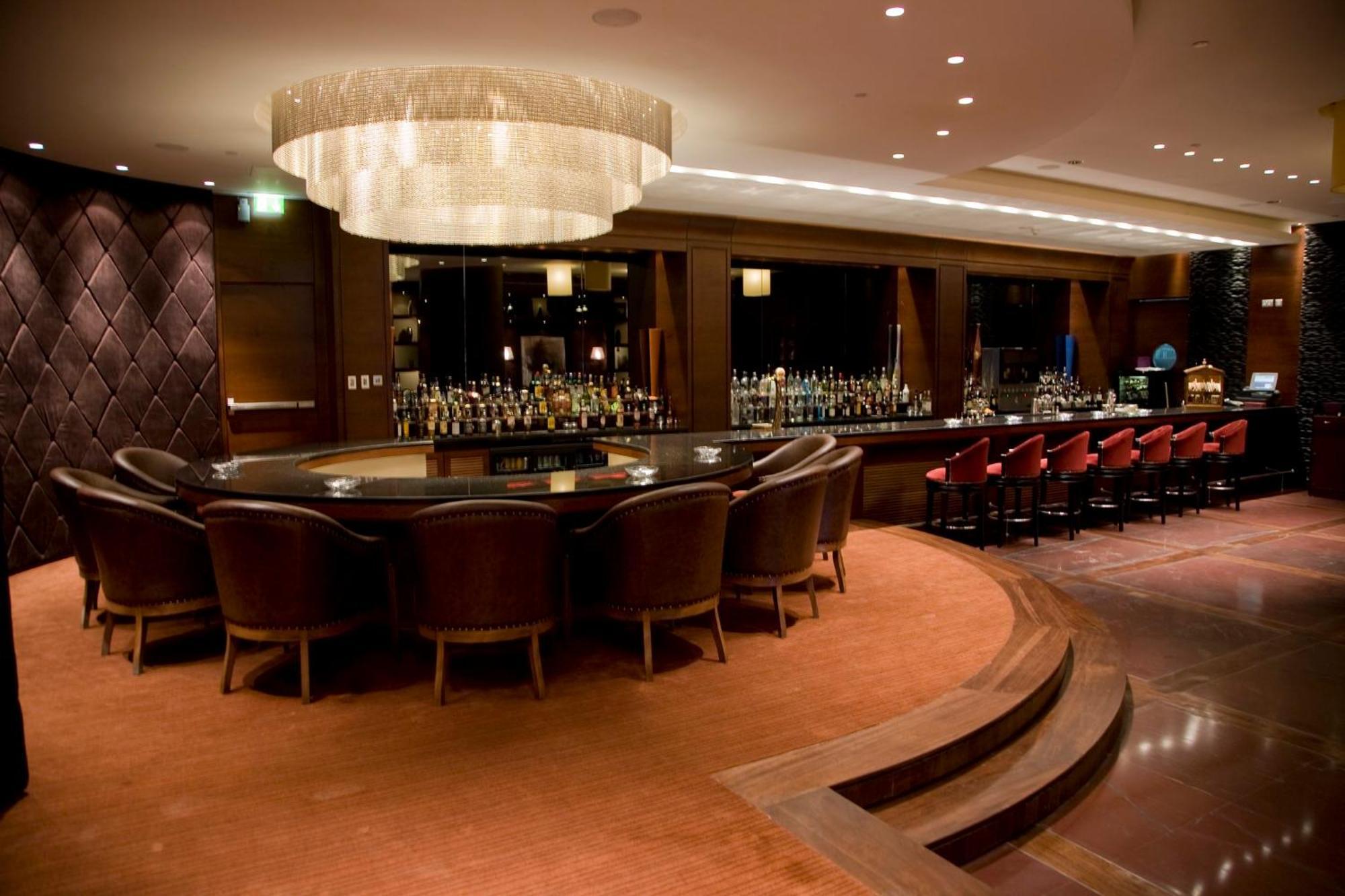 Hotel Crowne Plaza Amman By Ihg Exterior foto The bar at the 1919