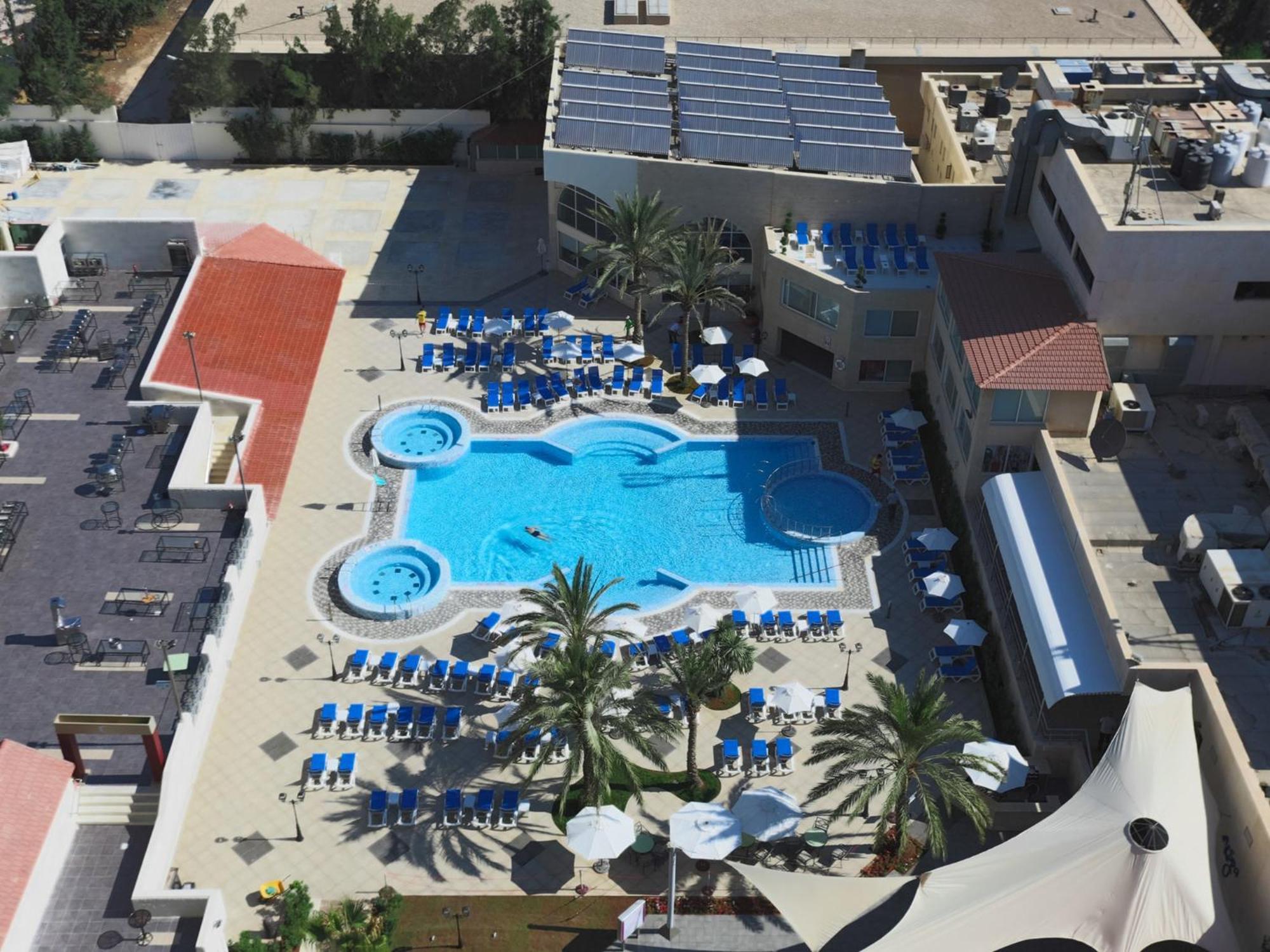 Hotel Crowne Plaza Amman By Ihg Exterior foto Aerial view of the pool at the Hard Rock Hotel
